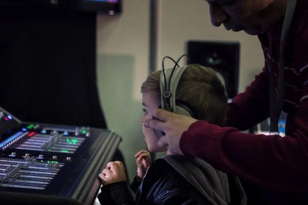 Hudební Editor Pomáhá Malý Chlapec Nastavení Sluchátka Při Práci Zvukovém — Stock fotografie