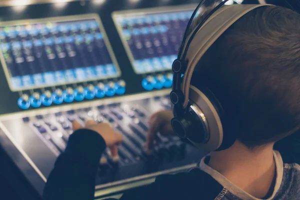 Little Nastavení Zvukových Spínačů Audio Mixér Hudebním Studiu — Stock fotografie
