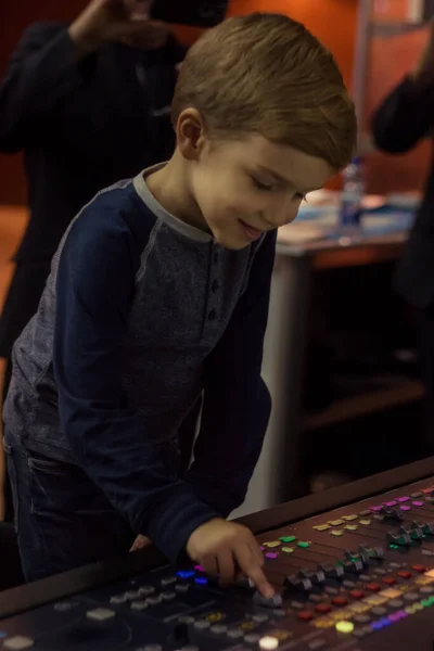 Happy Boy Nastavení Zvuku Audio Mixér Hudebním Studiu — Stock fotografie