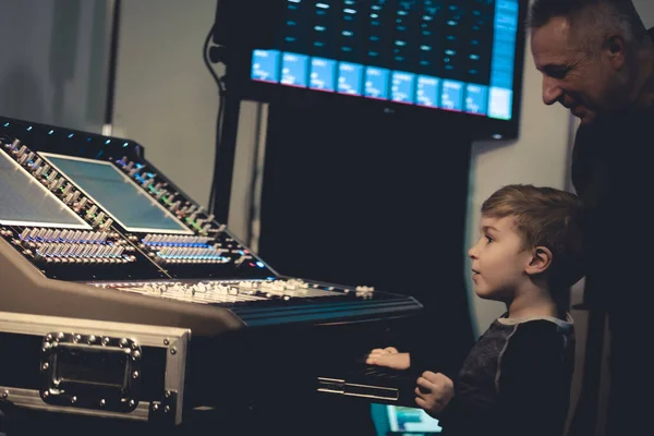 Malý Chlapec Nastavení Zvuku Audio Mixážní Panel Pomocí Editoru Hudby — Stock fotografie