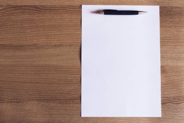 Masada boş kağıt ve kalem var..