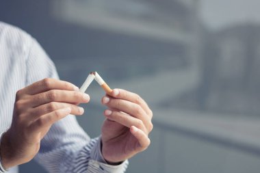 Adam sigarayı ikiye böldü. Sigara içmeyi bırak. 