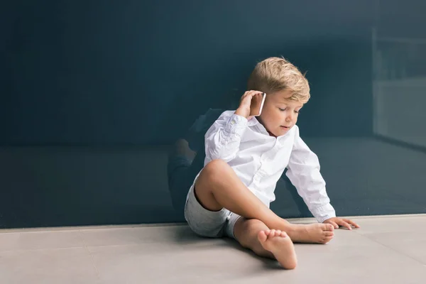 Χαριτωμένο Μικρό Αγόρι Χρησιμοποιώντας Έξυπνο Τηλέφωνο Και Την Επικοινωνία Ενώ — Φωτογραφία Αρχείου