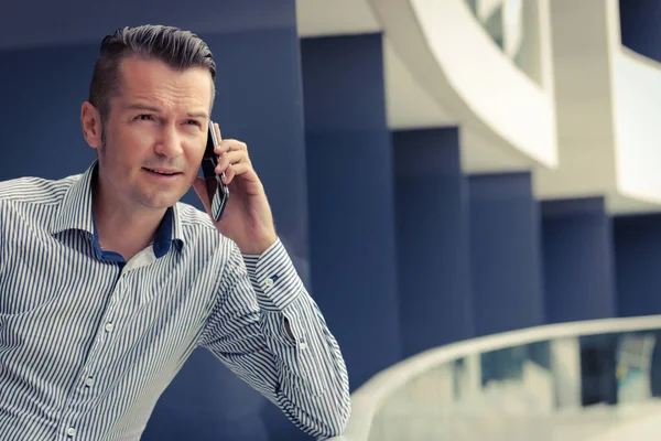 Середній Дорослий Бізнесмен Стоїть Терасі Офісної Будівлі Розмовляє Мобільному Телефону — стокове фото