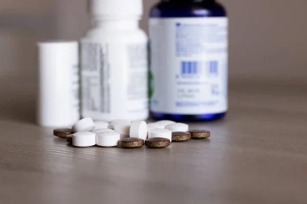 Reçeteli ilaçların çeşitliliği ve arka planda ilaç şişeleri olan ağrı kesiciler.. 