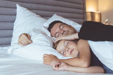 Bakıcı baba ve oğlu yatak odasında birlikte uyuyorlar.. 