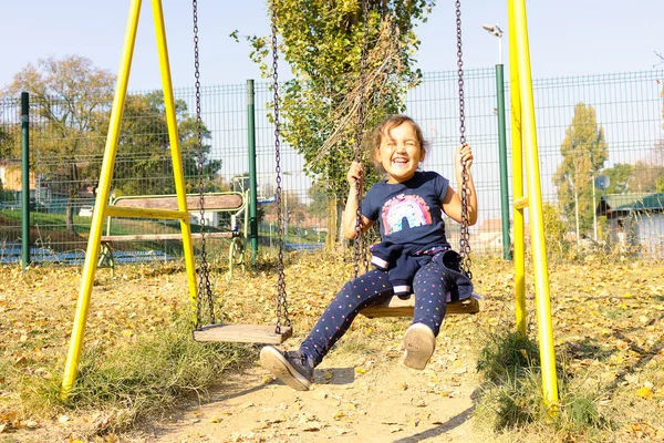 陽気な女の子が揺れると公園で楽しみを持っている — ストック写真