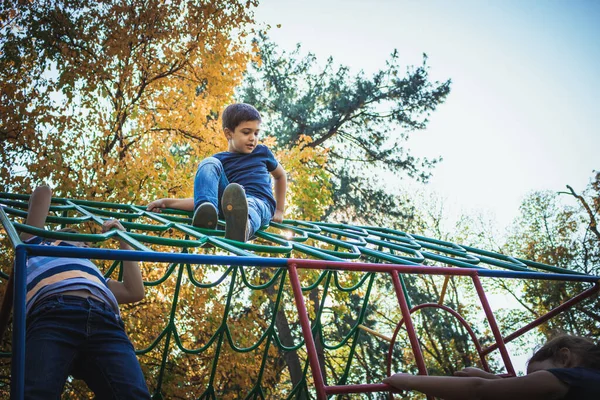 遊び場にいながら気楽な子供たちの低角度ビュー — ストック写真