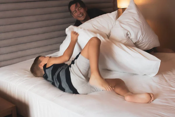Розмитий Рух Щасливого Батька Сина Подушка Бореться Ліжку — стокове фото