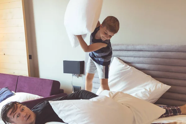 Грайливий Хлопчик Його Батькова Подушка Бореться Вдома — стокове фото