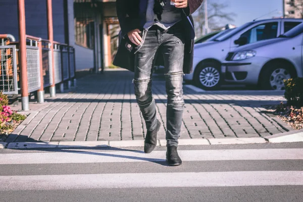 Homme Traversant Rue Homme Méconnaissable Marchant Sur Croix Zèbre Dans — Photo