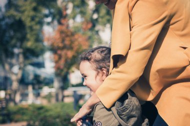 Mutlu kız, annesiyle parkta eğleniyor.. 