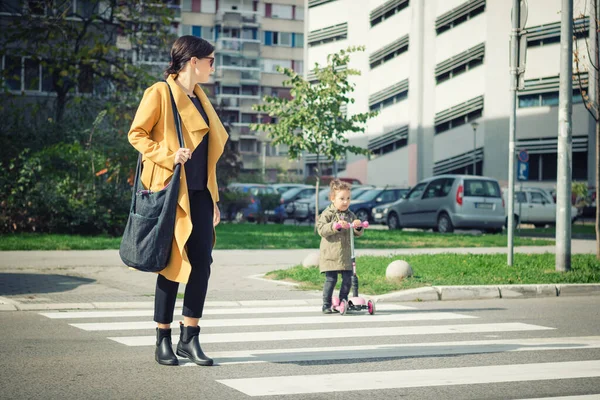 ゼブラ交差点の若い母親と娘 母親導き彼女の女の子Aクロスザ通り — ストック写真