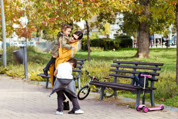 Parkta Buluşurken Annelerini Kucaklayan Mutlu Çocuklar — Stok fotoğraf