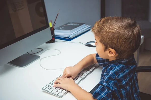 Μικρό Αγόρι Παίζει Παιχνίδια Απευθείας Σύνδεση Ενώ Χρησιμοποιώντας Τον Υπολογιστή — Φωτογραφία Αρχείου