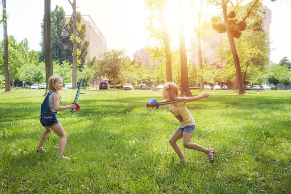 公園で海賊剣と遊んで楽しい小さな女の子 — ストック写真
