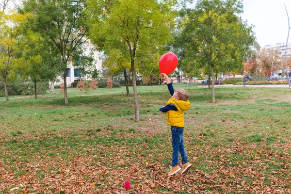 Neşeli Çocuk Sonbahar Günü Parkta Balonla Eğleniyor — Stok fotoğraf