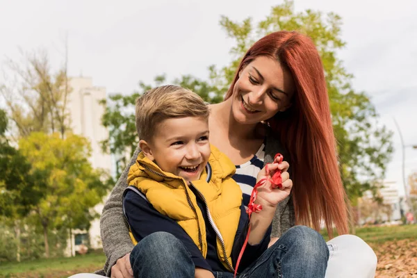 Mutlu anne ve oğlu sonbahar sezonunda parkta eğleniyor.. 