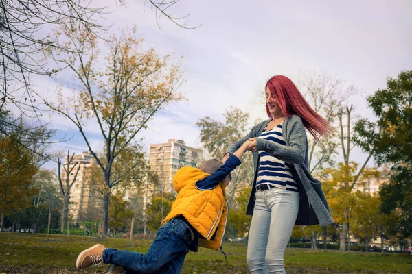 Jonge Moeder Die Met Haar Zoon Speelt Hem Natuur Ronddraait — Stockfoto