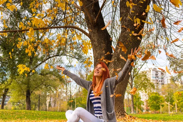Carefree Woman Throwing Fall Leaves Air Having Fun Park — ストック写真