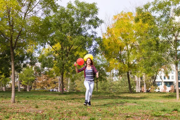 自然を楽しみながら風船で走るケアフリー女性 — ストック写真
