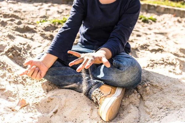 Kumda Oynayan Tanınmayan Bir Çocuk — Stok fotoğraf