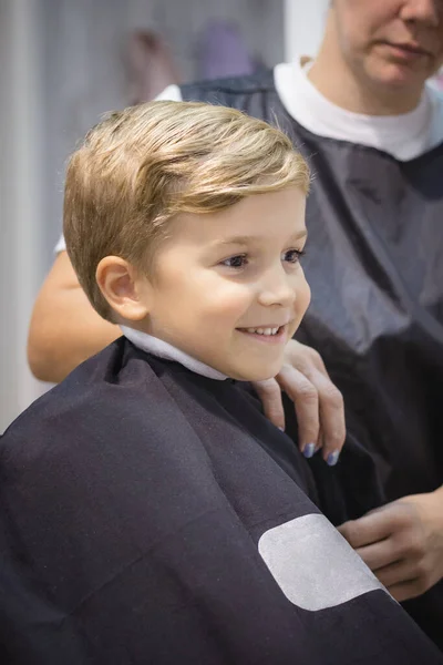 Mignon Petit Garçon Préparer Pour Coupe Cheveux Salon Coiffure — Photo