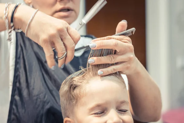 Petit Garçon Jouissant Pendant Coupe Cheveux Dans Salon — Photo