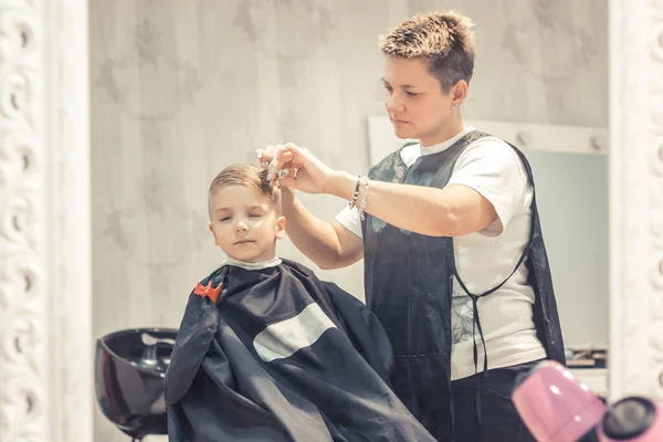 Spiegelung Spiegel Des Friseurs Der Salon Kinderhaare Schneidet — Stockfoto