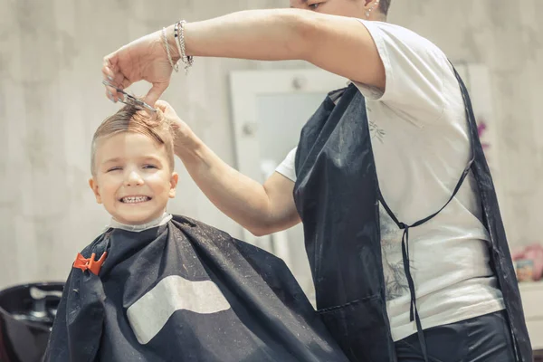 Schattig Kind Maken Gezicht Terwijl Het Krijgen Van Een Kapsel — Stockfoto