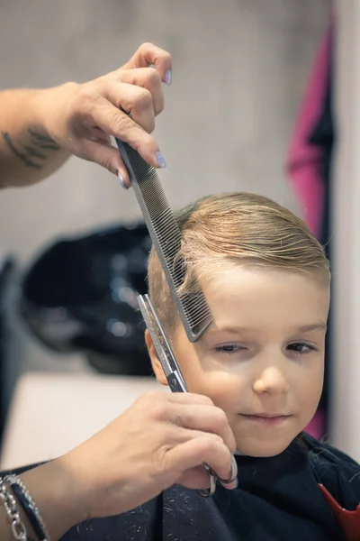 Blond Kind Dat Naar Kapper Gaat Kleine Jongen Bij Kapper — Stockfoto