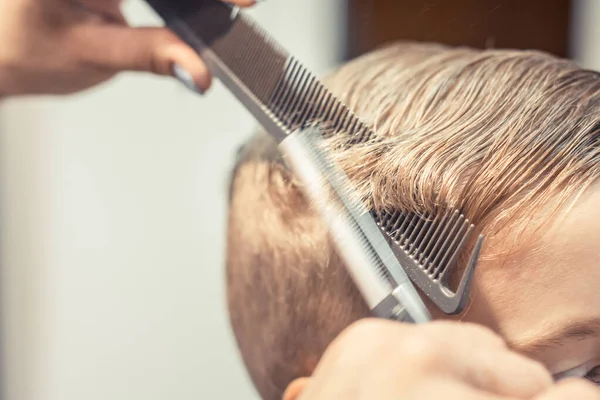 Küçük çocuğun saçını kestirirken yaklaş.. 