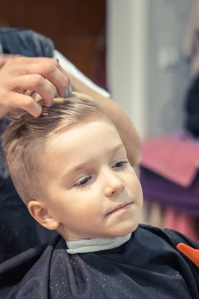 Petit Enfant Appréciant Chez Coiffeur Tout Obtenant Une Nouvelle Coiffure — Photo