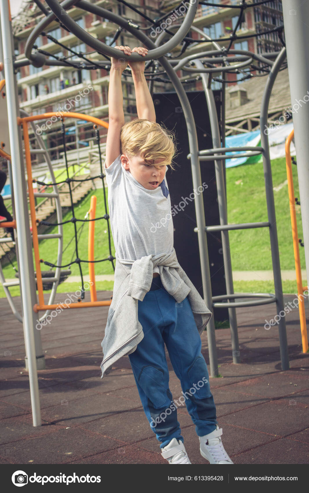 Маленький Мальчик Веселится Время Игры Детской Площадке Висит.