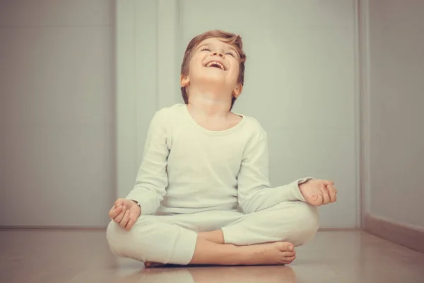 Ευτυχισμένο Αγόρι Κάθεται Στάση Λωτού Και Γελώντας Κατά Την Άσκηση — Φωτογραφία Αρχείου