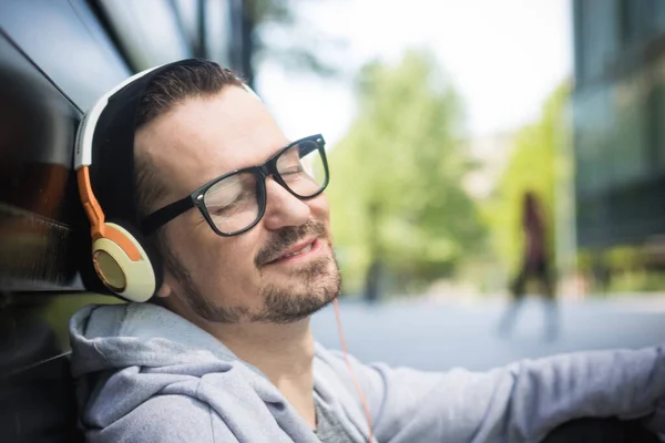 Щасливий Чоловік Навушниками Слухає Музику Закритими Очима Мріє День — стокове фото