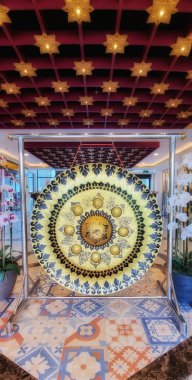 Bahreyn 'deki binanın içinde.