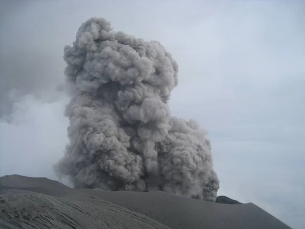 Έκρηξη Του Ηφαιστείου Semeru Στο Νησί Της Ιάβας Στην Ινδονησία — Φωτογραφία Αρχείου