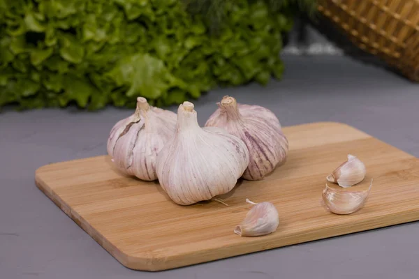 Knoflookteentjes Het Houten Bureau Grijze Achtergrond — Stockfoto