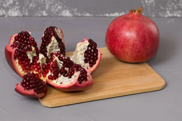Offener Granatapfel Auf Einem Holztisch Hintergrund Granatäpfel — Stockfoto