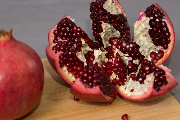 Offener Granatapfel Auf Einem Holztisch Hintergrund Granatäpfel — Stockfoto