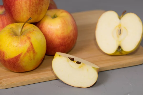 Pomme Fraîche Tranchée Sur Bureau Bois — Photo