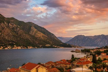 Kotor Körfezi, Karadağ 'ın güneybatısındaki Adriyatik Denizi' nin dolambaçlı bir körfezi. 
