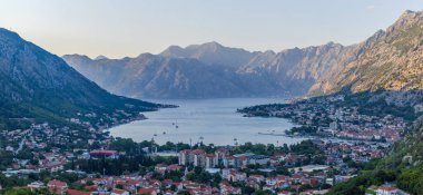 Kotor Körfezi, Karadağ 'ın güneybatısındaki Adriyatik Denizi' nin dolambaçlı bir körfezi. 