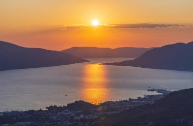Kotor Körfezi, Karadağ 'ın güneybatısındaki Adriyatik Denizi' nin dolambaçlı bir körfezi. 
