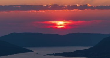 Kotor Körfezi, Karadağ 'ın güneybatısındaki Adriyatik Denizi' nin dolambaçlı bir körfezi.