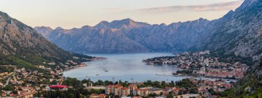 Sabahleyin yukarıdan Kotor Körfezi 'ne panoramik görüntü