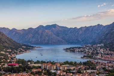 Sabahleyin yukarıdan Kotor Körfezi 'ne panoramik görüntü