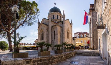 Herceg Novi, Karadağ - 08 Eylül 2021: Eski Herceg Novi kasabasının posta meydanı, kiliseler ve plazalarla güçlendirilmiş bir ortaçağ şehri, artı binlerce basamaklı dar taş sokaklar.