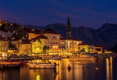 Karadağ 'ın Kotor Körfezi' ndeki eski kentin rıhtımında bir gece..